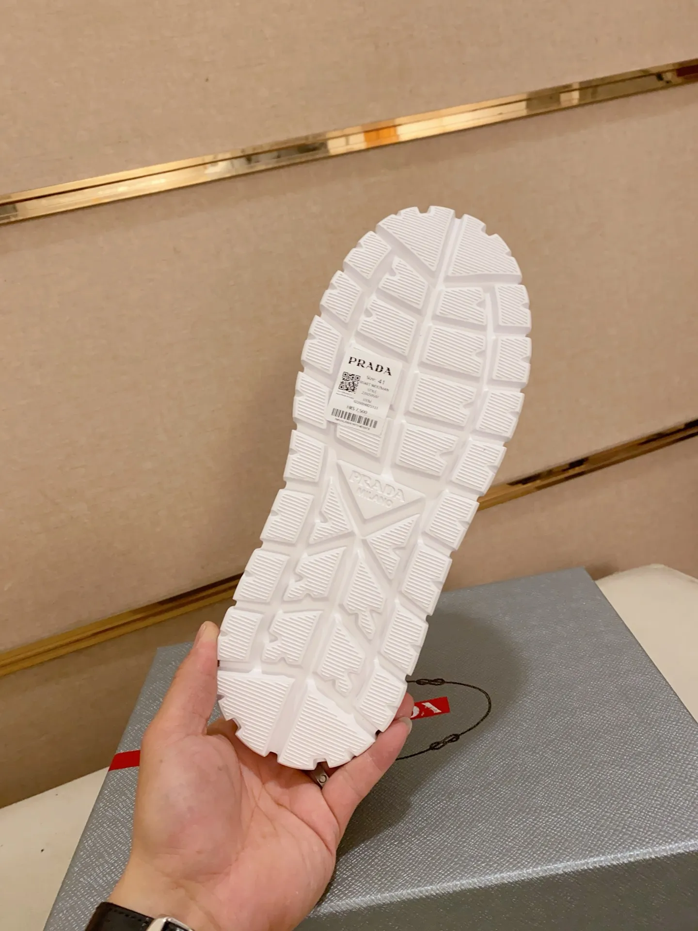 Men's shoes 💰 580💰 ✔️✔️✔️Higher version High-quality new PRADA (Prada) counters are launched simultaneously. The new men's shoes and 😘 fabrics are made of high-tech glue-spraying technology. Lining: Full cowhide lining. 👍🏿 High-end ☄️ Air-cushion molded anti-slip foam outsole, exquisite lines, simple and elegant, comfortable and high-end for leisure travel. Code number: 38 to 44 (45 can be customized and cannot be returned or exchanged)